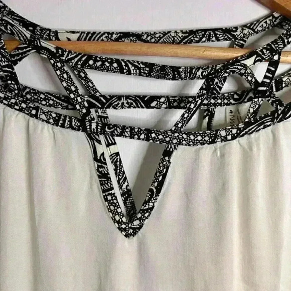 Gentle Fawn Blouse with Beautiful Cut Out Neckline Size Large - Picture 2 of 8